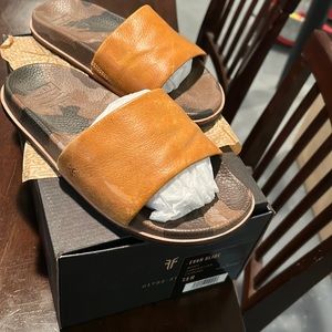Frye Men’s Evan Slide-size 7.5. Caramel color with Camo